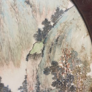 Une plaque à décor d'un paysage en porcelaine de Chine qianjiang cai, signé Wang Shao Wei, 19ème — photo 13