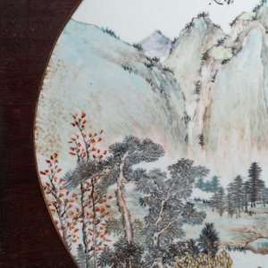 Une plaque à décor d'un paysage en porcelaine de Chine qianjiang cai, signé Wang Shao Wei, 19ème — photo 6