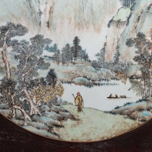 Une plaque à décor d'un paysage en porcelaine de Chine qianjiang cai, signé Wang Shao Wei, 19ème — photo 7