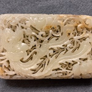Une plaque ajourée en jade céladon pâle à décor d'un dragon et un phénix, Chine, Ming — photo 11