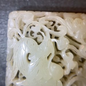 Une plaque ajourée en jade céladon pâle à décor d'un dragon et un phénix, Chine, Ming — photo 12