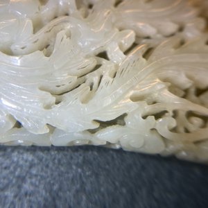 Une plaque ajourée en jade céladon pâle à décor d'un dragon et un phénix, Chine, Ming — photo 15