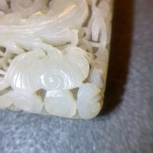 Une plaque ajourée en jade céladon pâle à décor d'un dragon et un phénix, Chine, Ming — photo 21