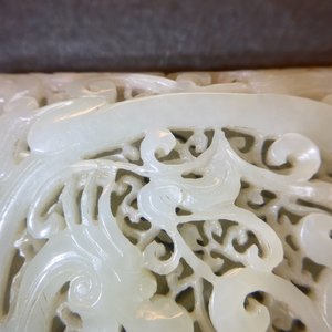Une plaque ajourée en jade céladon pâle à décor d'un dragon et un phénix, Chine, Ming — photo 26