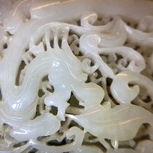 Une plaque ajourée en jade céladon pâle à décor d'un dragon et un phénix, Chine, Ming — photo 27