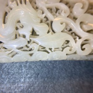 Une plaque ajourée en jade céladon pâle à décor d'un dragon et un phénix, Chine, Ming — photo 28