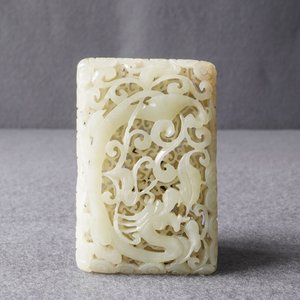 Une plaque ajourée en jade céladon pâle à décor d'un dragon et un phénix, Chine, Ming — photo 9