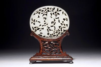 Une plaque ajourée en jade sculpté sur socle en bois, 19ème