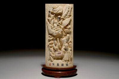 Une plaque aux immortels en ivoire sculpté sur socle en bois, Chine, 2ème quart du 20ème