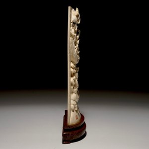 Une plaque aux immortels en ivoire sculpté sur socle en bois, Chine, 2ème quart du 20ème — photo 4