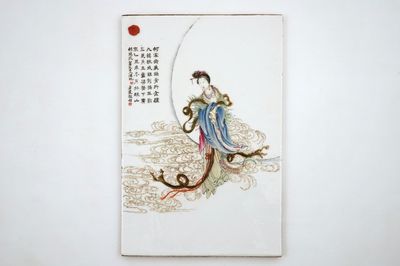 Une plaque avec Chang'e en porcelaine de Chine qianjiang cai, début du 20ème