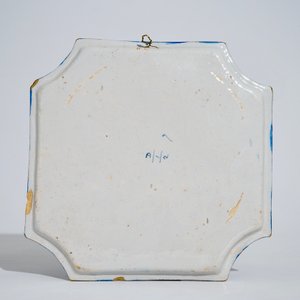 Une plaque carrée en faïence de Delft à décor de chinoiserie, milieu du 18ème — photo 2