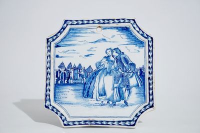 Une plaque carrée en faïence de Delft à décor Watteau, milieu du 18ème