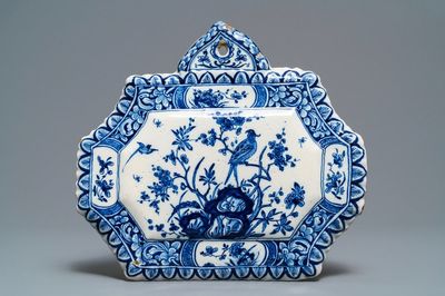 Une plaque datée 1725 en faïence de Delft bleu et blanc