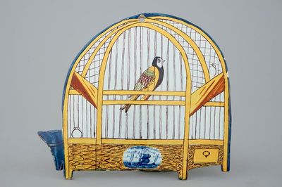 Une plaque de cage aux oiseaux en faïence de Delft polychrome, 18ème