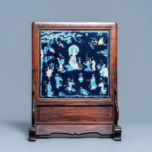 Une plaque de forme carrée en porcelaine de Chine fahua à décor de Shou Lao, montée en écran de table en bois, Ming — photo 1
