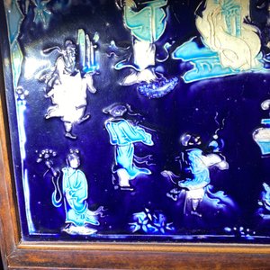 Une plaque de forme carrée en porcelaine de Chine fahua à décor de Shou Lao, montée en écran de table en bois, Ming — photo 11