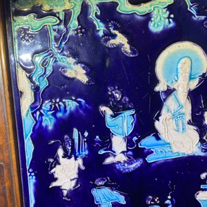 Une plaque de forme carrée en porcelaine de Chine fahua à décor de Shou Lao, montée en écran de table en bois, Ming — photo 12
