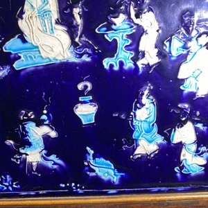 Une plaque de forme carrée en porcelaine de Chine fahua à décor de Shou Lao, montée en écran de table en bois, Ming — photo 10
