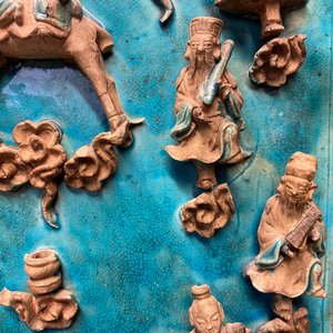 Une plaque de forme carrée en porcelaine de Chine fahua à décor d'immortels, montée en écran de table en bois, Ming — photo 11