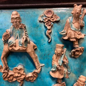 Une plaque de forme carrée en porcelaine de Chine fahua à décor d'immortels, montée en écran de table en bois, Ming — photo 12