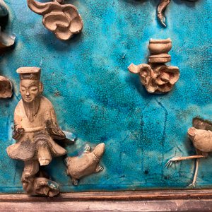 Une plaque de forme carrée en porcelaine de Chine fahua à décor d'immortels, montée en écran de table en bois, Ming — photo 13