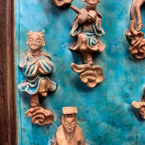 Une plaque de forme carrée en porcelaine de Chine fahua à décor d'immortels, montée en écran de table en bois, Ming — photo 14