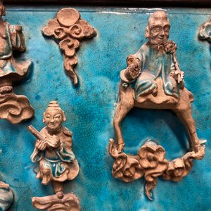 Une plaque de forme carrée en porcelaine de Chine fahua à décor d'immortels, montée en écran de table en bois, Ming — photo 15