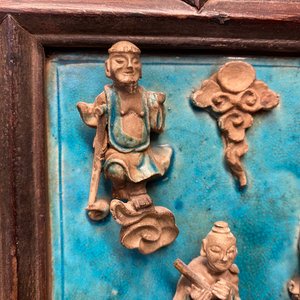 Une plaque de forme carrée en porcelaine de Chine fahua à décor d'immortels, montée en écran de table en bois, Ming — photo 16