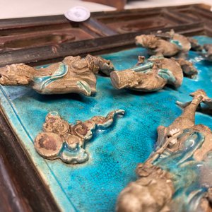 Une plaque de forme carrée en porcelaine de Chine fahua à décor d'immortels, montée en écran de table en bois, Ming — photo 22