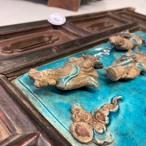 Une plaque de forme carrée en porcelaine de Chine fahua à décor d'immortels, montée en écran de table en bois, Ming — photo 24