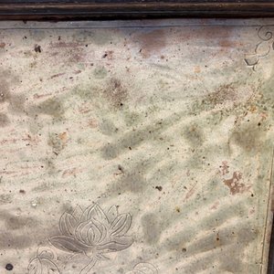 Une plaque de forme carrée en porcelaine de Chine fahua à décor d'immortels, montée en écran de table en bois, Ming — photo 30