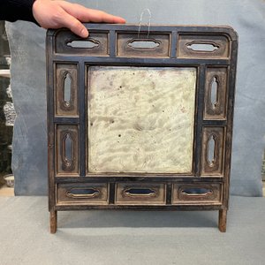 Une plaque de forme carrée en porcelaine de Chine fahua à décor d'immortels, montée en écran de table en bois, Ming — photo 41
