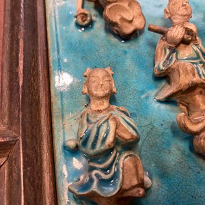 Une plaque de forme carrée en porcelaine de Chine fahua à décor d'immortels, montée en écran de table en bois, Ming — photo 6