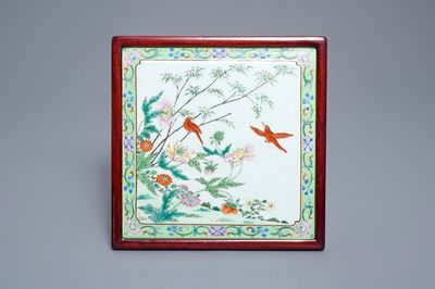 Une plaque de forme carrée en porcelaine de Chine famille rose, Qianlong/Jiaqing