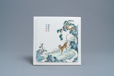 Une plaque de forme carrée en porcelaine de Chine famille verte à décor d'un tigre, 19/20ème