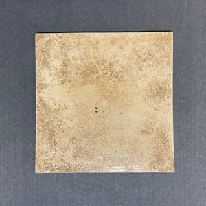 Une plaque de forme carrée en porcelaine de Chine famille verte à décor d'un tigre, 19/20ème — photo 4