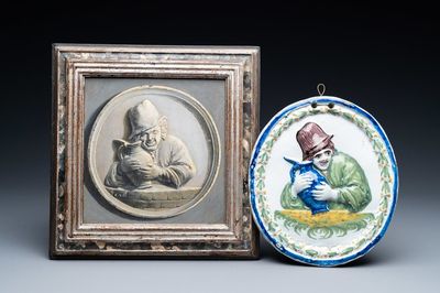Une plaque de forme ovale en faïence polychrome de Bruxelles et un tableau correspondant en grisaille à décor d'un homme au pichet, début 19ème