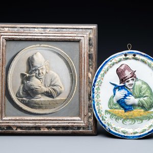 Une plaque de forme ovale en faïence polychrome de Bruxelles et un tableau correspondant en grisaille à décor d'un homme au pichet, début 19ème — photo 1