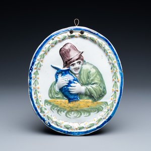 Une plaque de forme ovale en faïence polychrome de Bruxelles et un tableau correspondant en grisaille à décor d'un homme au pichet, début 19ème — photo 2