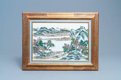 Une plaque de forme rectangulaire en porcelaine de Chine famille rose à décor d'un paysage, 19/20ème