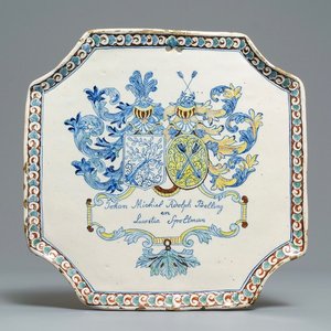 Une plaque de mariage en faïence de Delft polychrome à décor d'une armoirie d'alliance, vers 1704 — photo 1