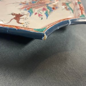 Une plaque de style Kakiemon en faïence de Delft doré, 18ème — photo 3
