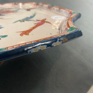 Une plaque de style Kakiemon en faïence de Delft doré, 18ème — photo 5