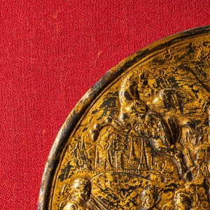 Une plaque en bronze doré représentant 'Apollon sur la montagne du Parnasse' et un mortier en bronze, Flandres, 16ème — photo 3