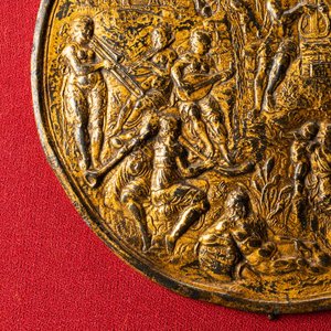 Une plaque en bronze doré représentant 'Apollon sur la montagne du Parnasse' et un mortier en bronze, Flandres, 16ème — photo 6