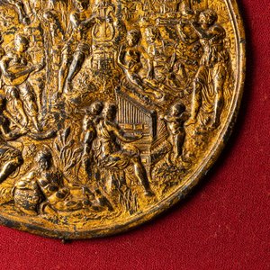 Une plaque en bronze doré représentant 'Apollon sur la montagne du Parnasse' et un mortier en bronze, Flandres, 16ème — photo 8