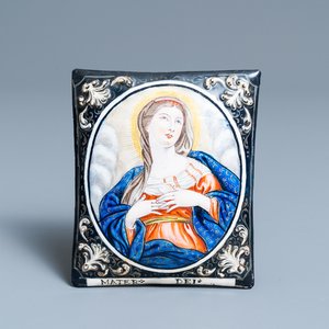 Une plaque en émail peint polychrome représentant la Vierge et inscrit 'Mater Dei', Limoges, France, 1ère moitié du 18ème — photo 1
