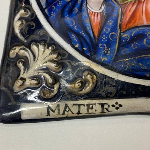 Une plaque en émail peint polychrome représentant la Vierge et inscrit 'Mater Dei', Limoges, France, 1ère moitié du 18ème — photo 5