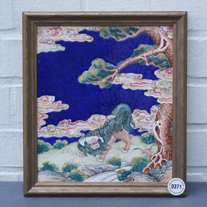 Une plaque en émaux de Canton à décor d'un lion bouddhiste dans un paysage, Qianlong — photo 3